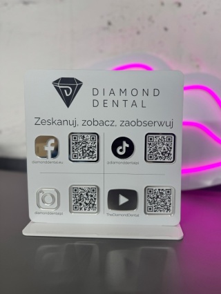 Prezenter stand stojak social media z 4 kodami QR i logo grawerowanym | KONFIGURATOR