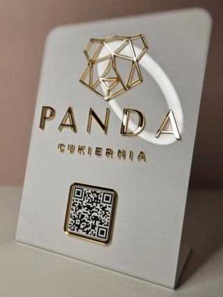 Prezenter stand stojak gięty z kodem QR i logo z plexi | KONFIGURATOR