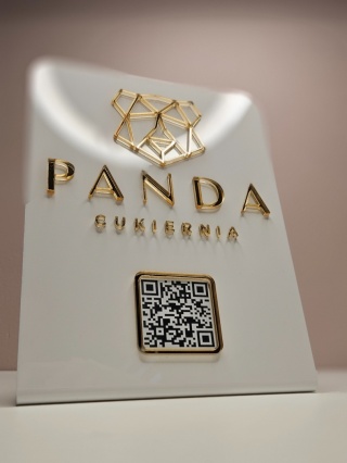 Prezenter stand stojak gięty z kodem QR i logo z plexi | KONFIGURATOR